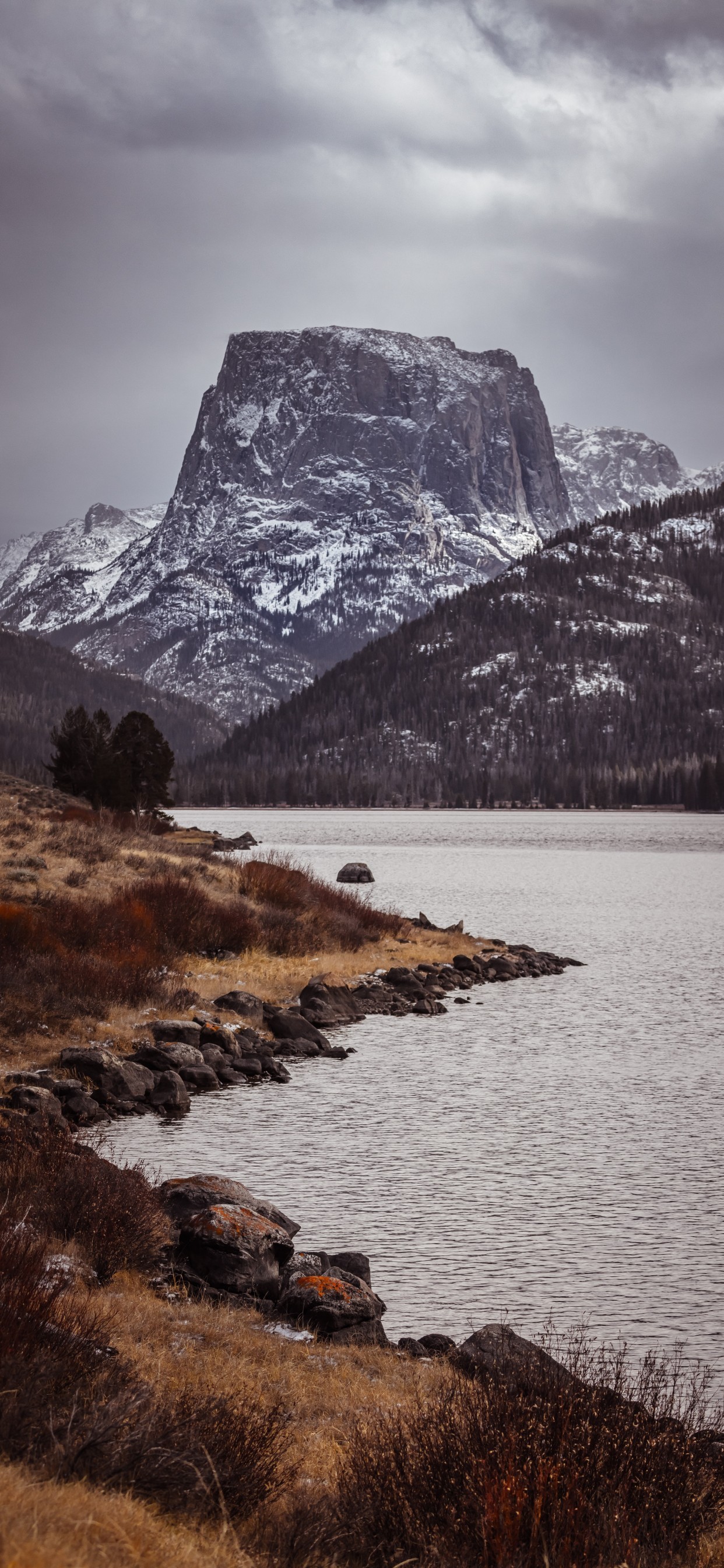 岩壁雪山，山下安静的河流风景手机壁纸
