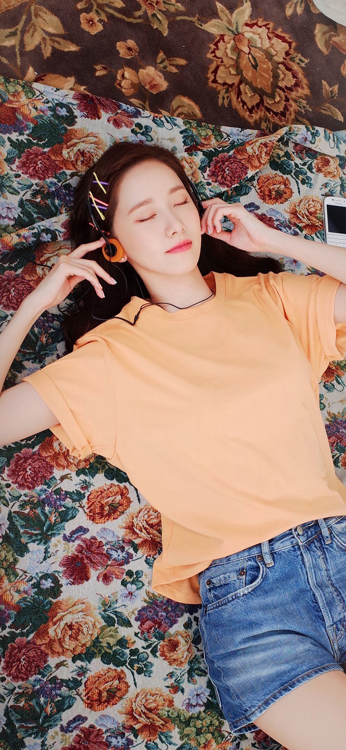 躺在绣花地毯上听歌韩国美女明星允儿手机壁纸