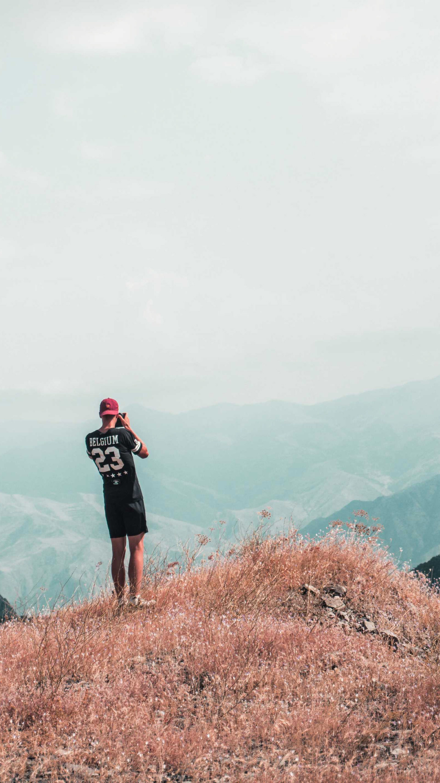 欧美摄影小伙等山顶拍照看风景的手机壁纸