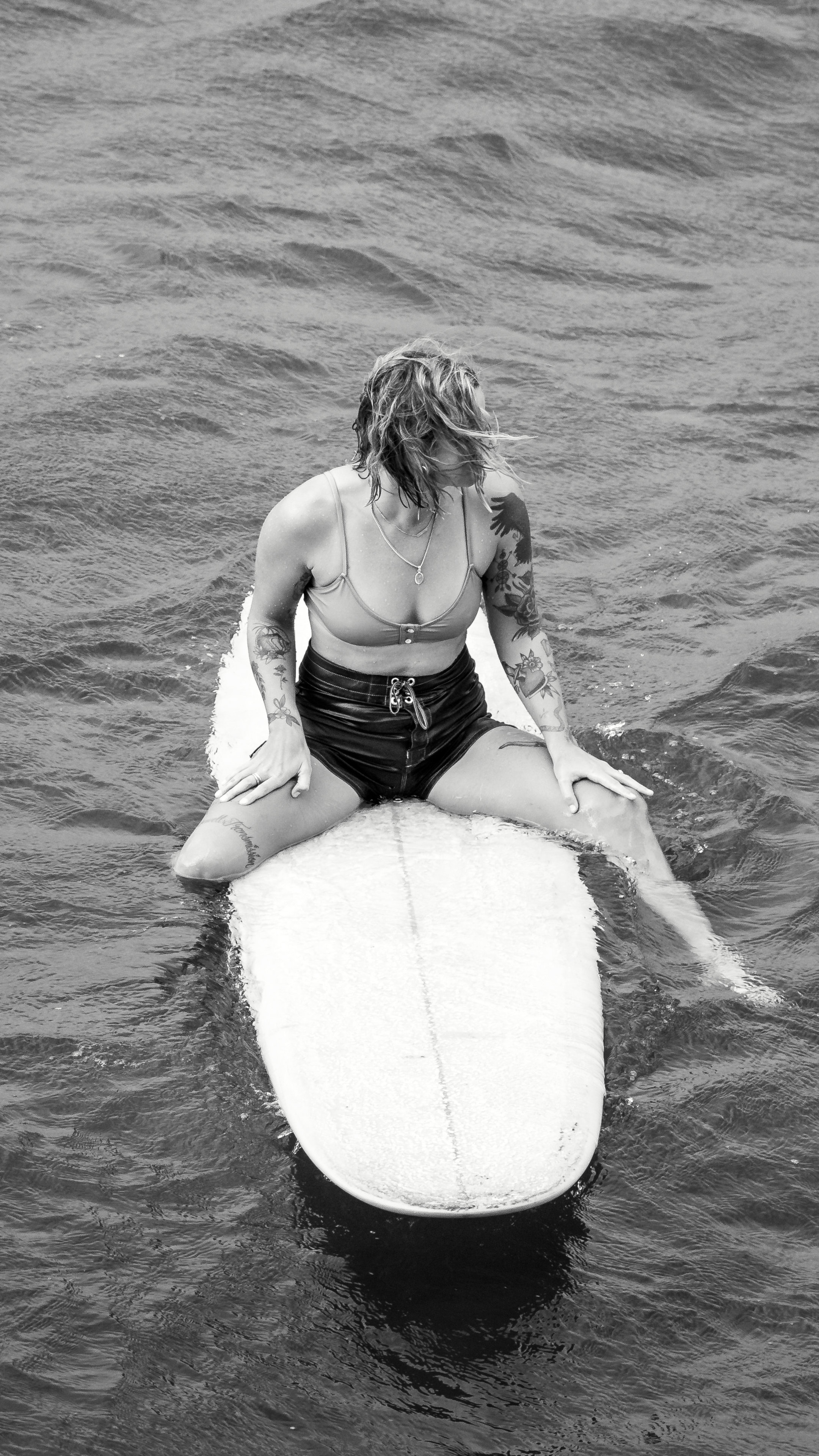 坐在冲浪板漂浮在海上的内衣欧美美女