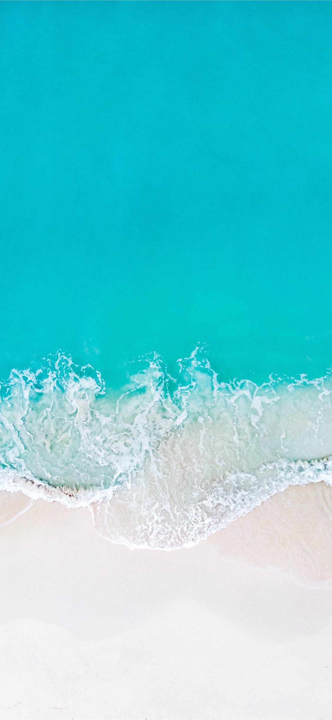 青蓝色的海上沙滩航拍高清手机壁纸