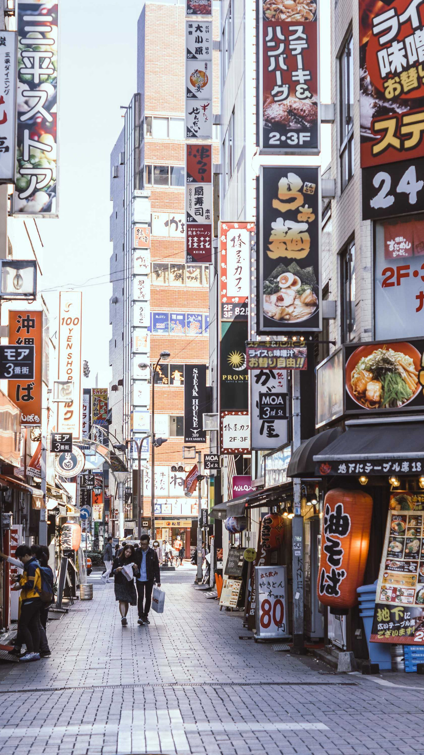 日本热闹繁华的城市街道手机壁纸