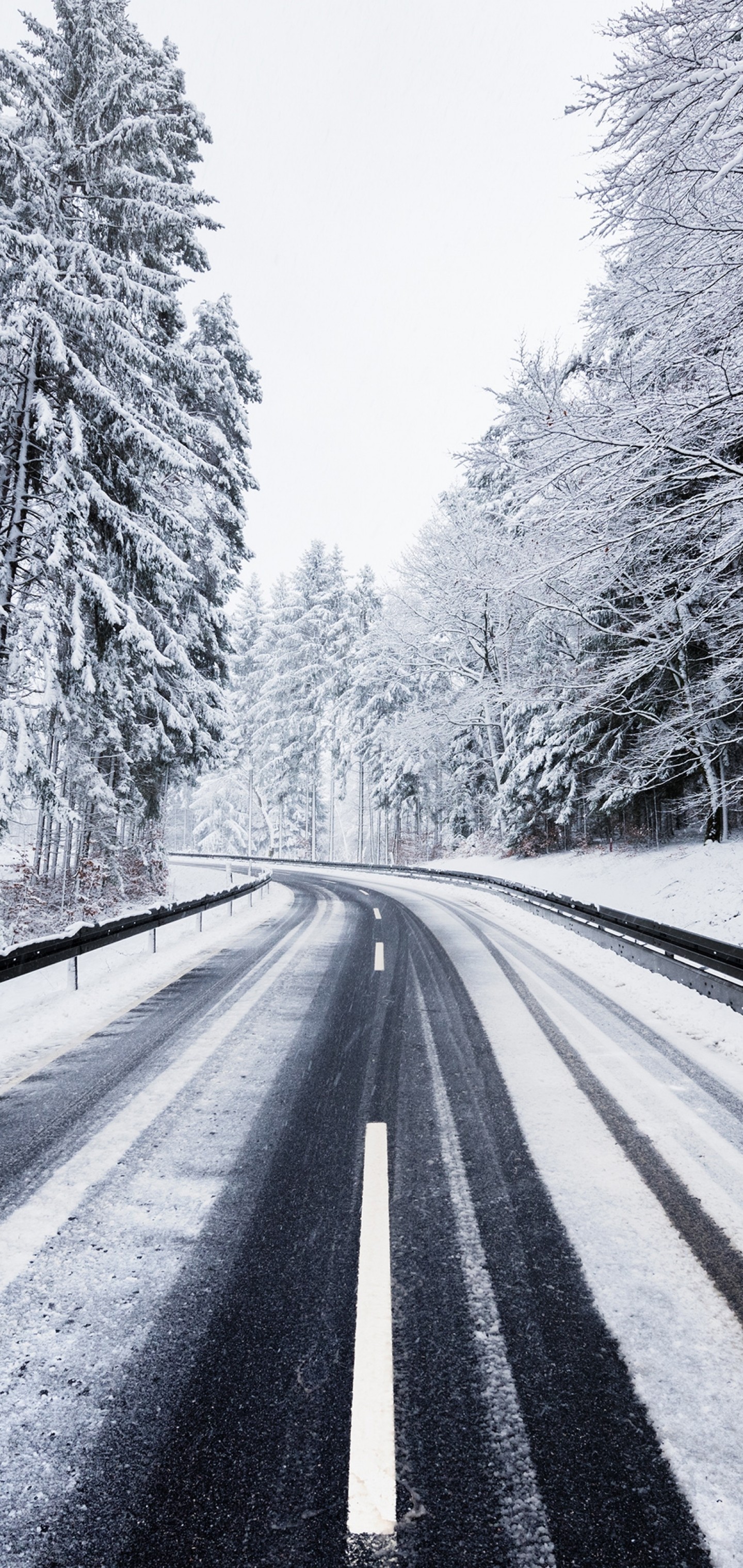 被雪覆盖的林中公路唯美摄影手机壁纸