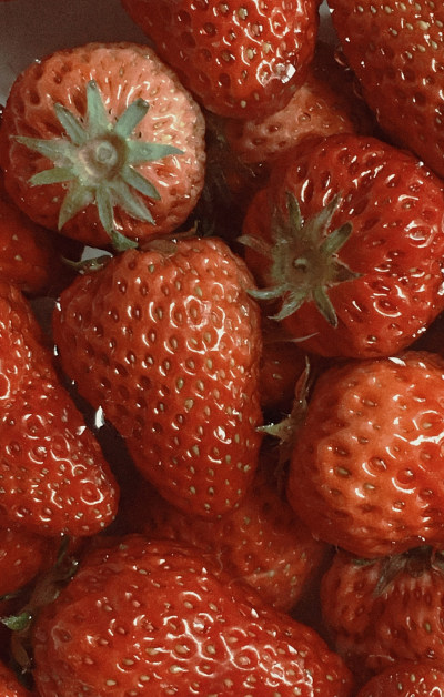 红红的草莓近照摄影手机壁纸图片