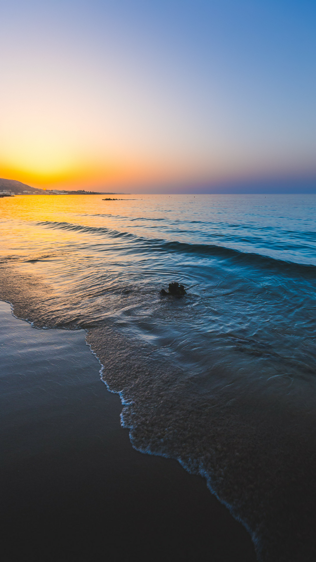 落日下正在退潮的沙滩唯美风景手机壁纸