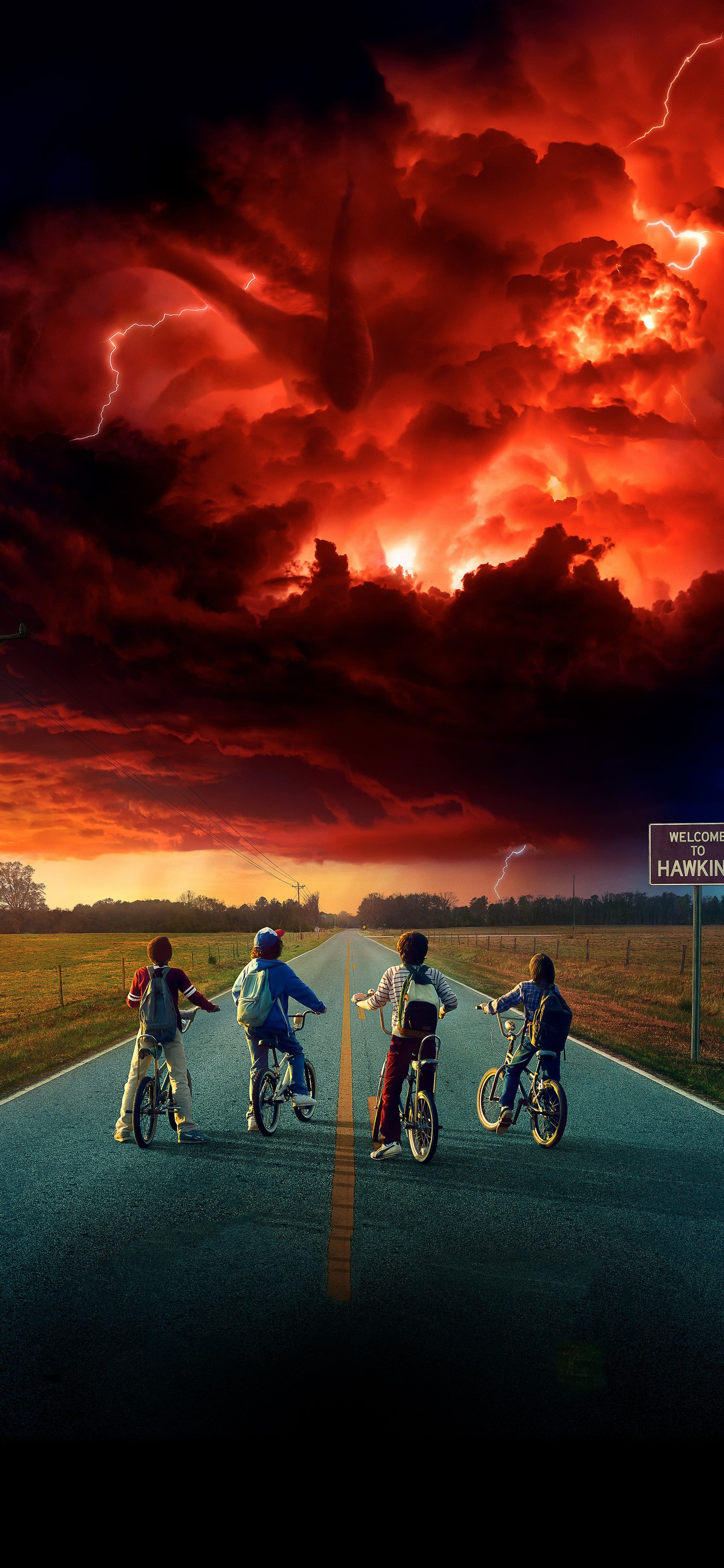 骑着自行车停在公路上看着奇幻闪电乌云的小孩