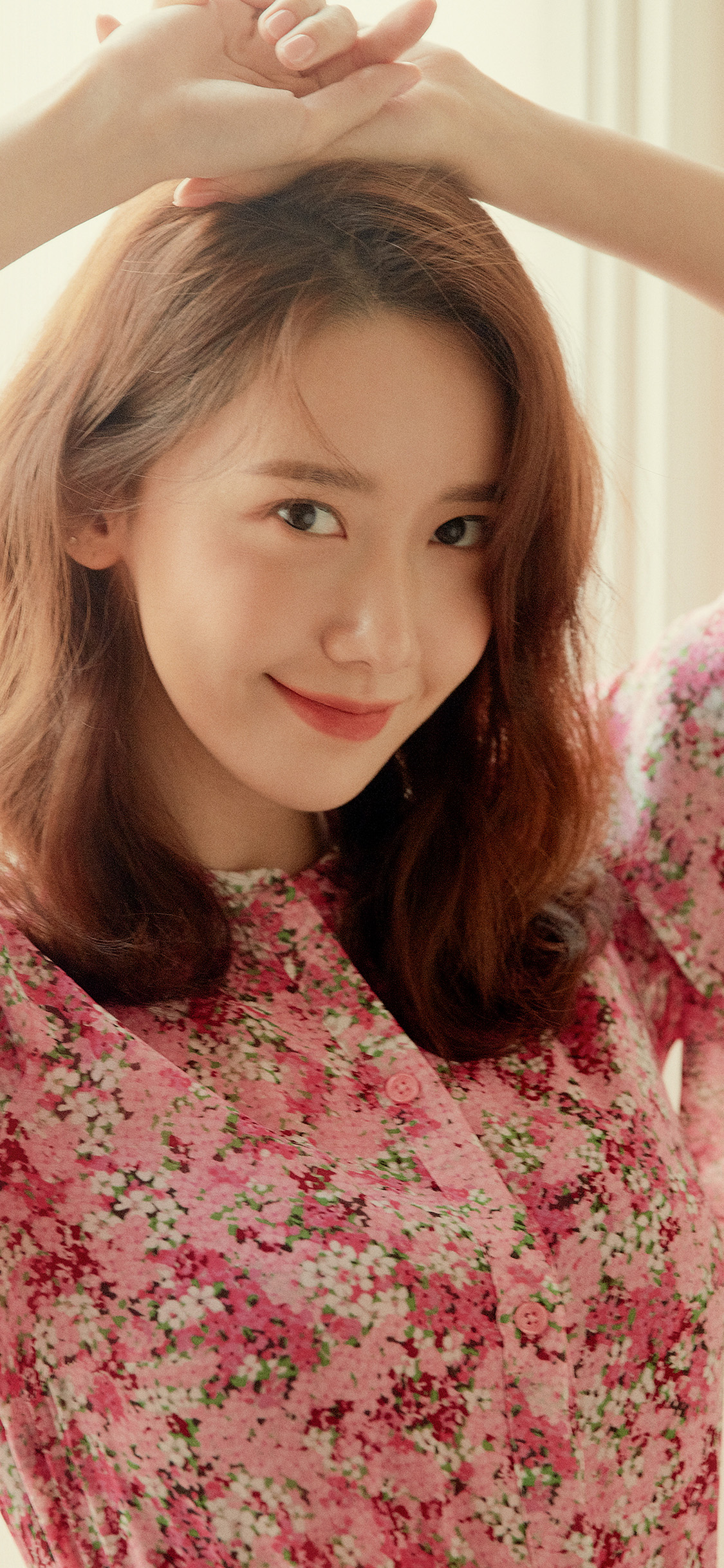 穿粉红花衬衫的韩国明星林允儿手机壁纸