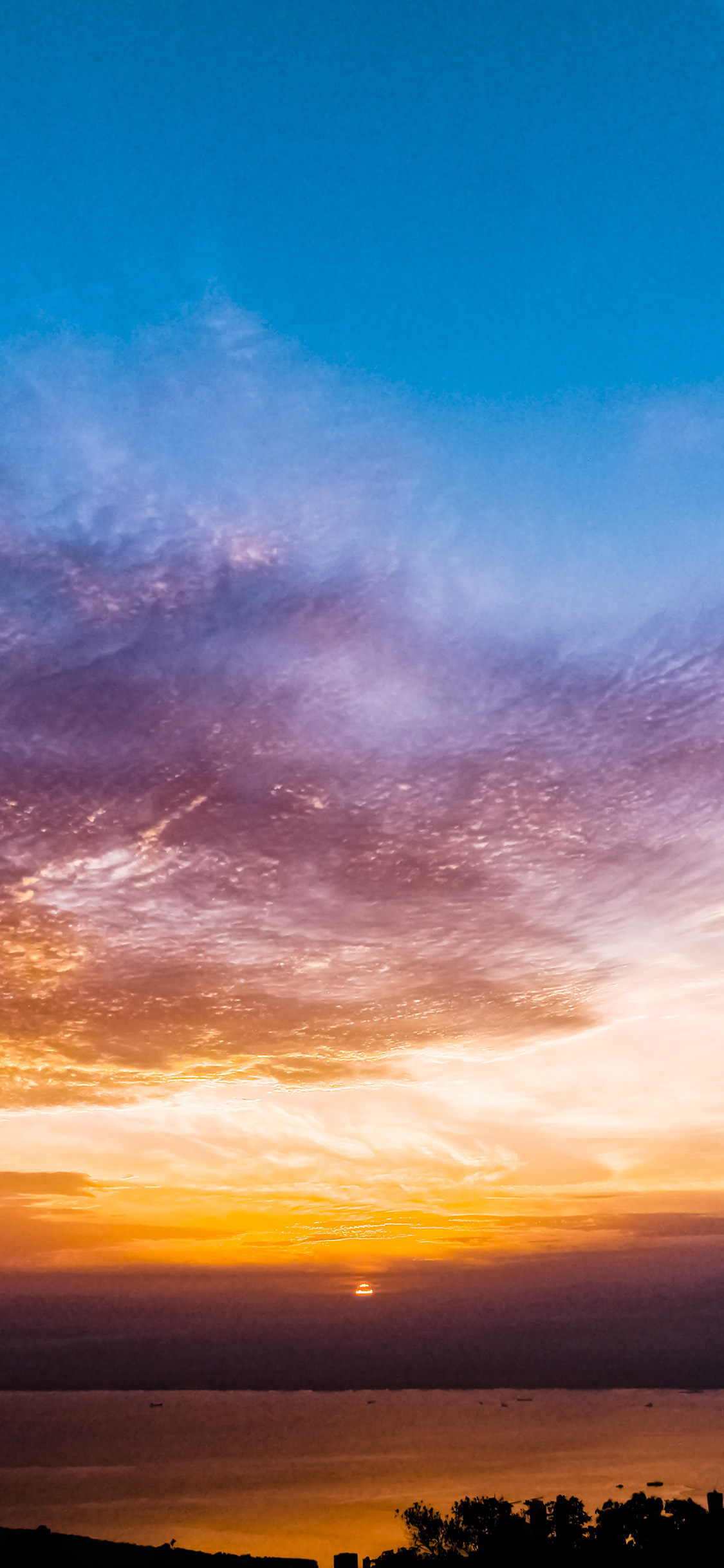 太阳下山了，海上唯美火烧云的风景手机壁纸