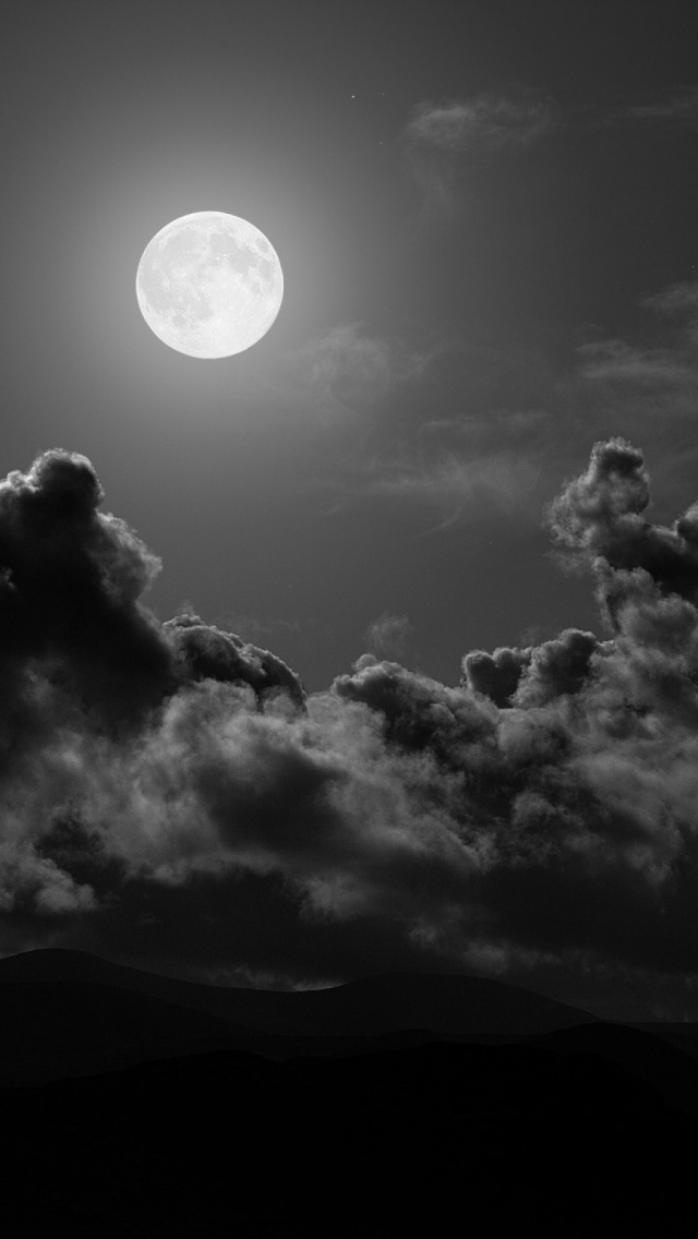 令人毛骨悚然的幽灵云满月
