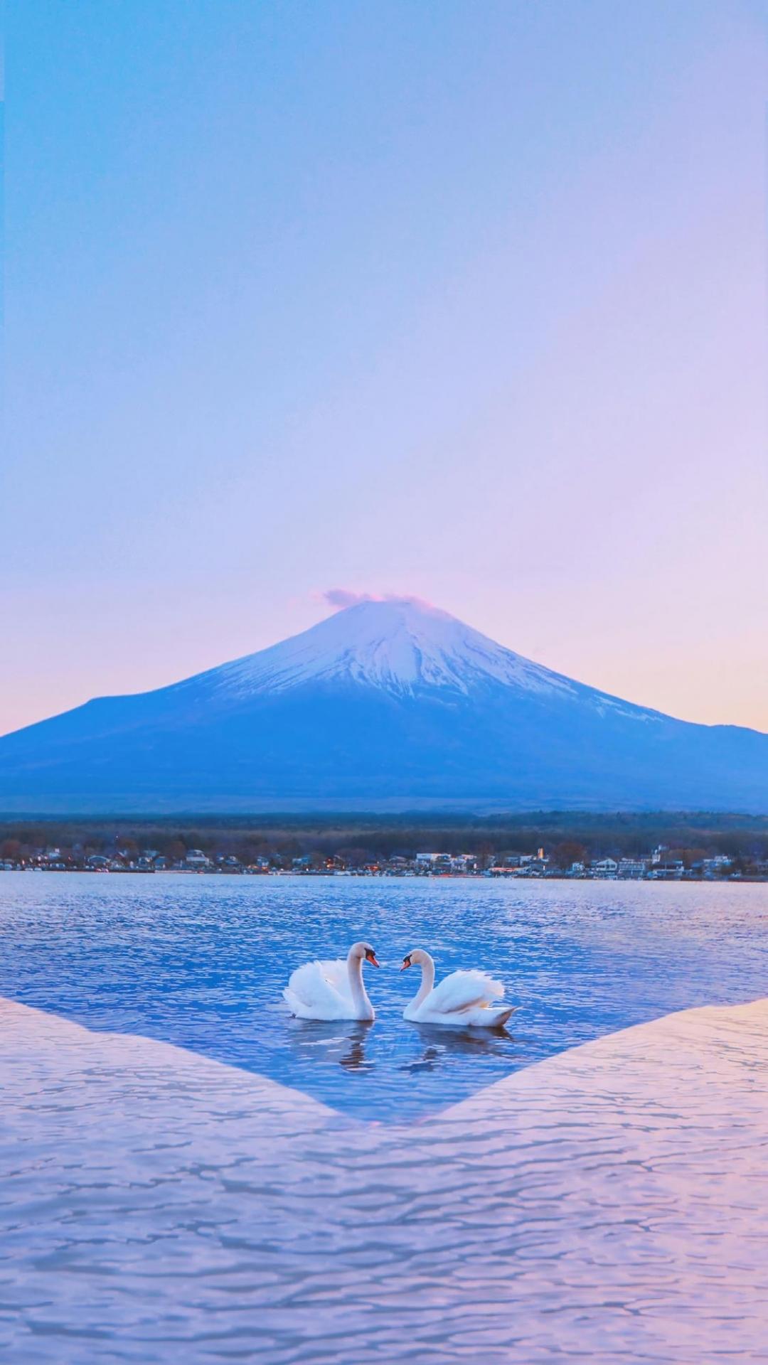 富士山下的清澈优美湖泊美景