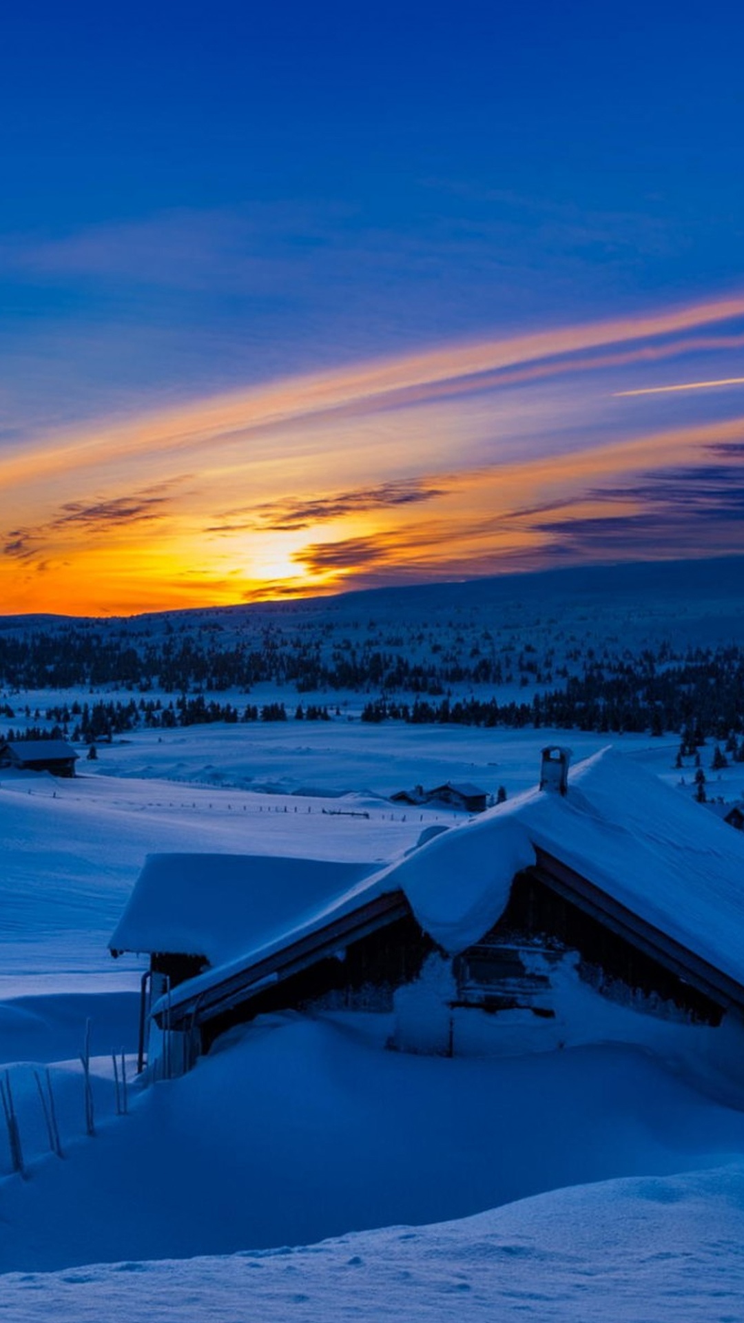 冬季雪景美丽的日落小屋