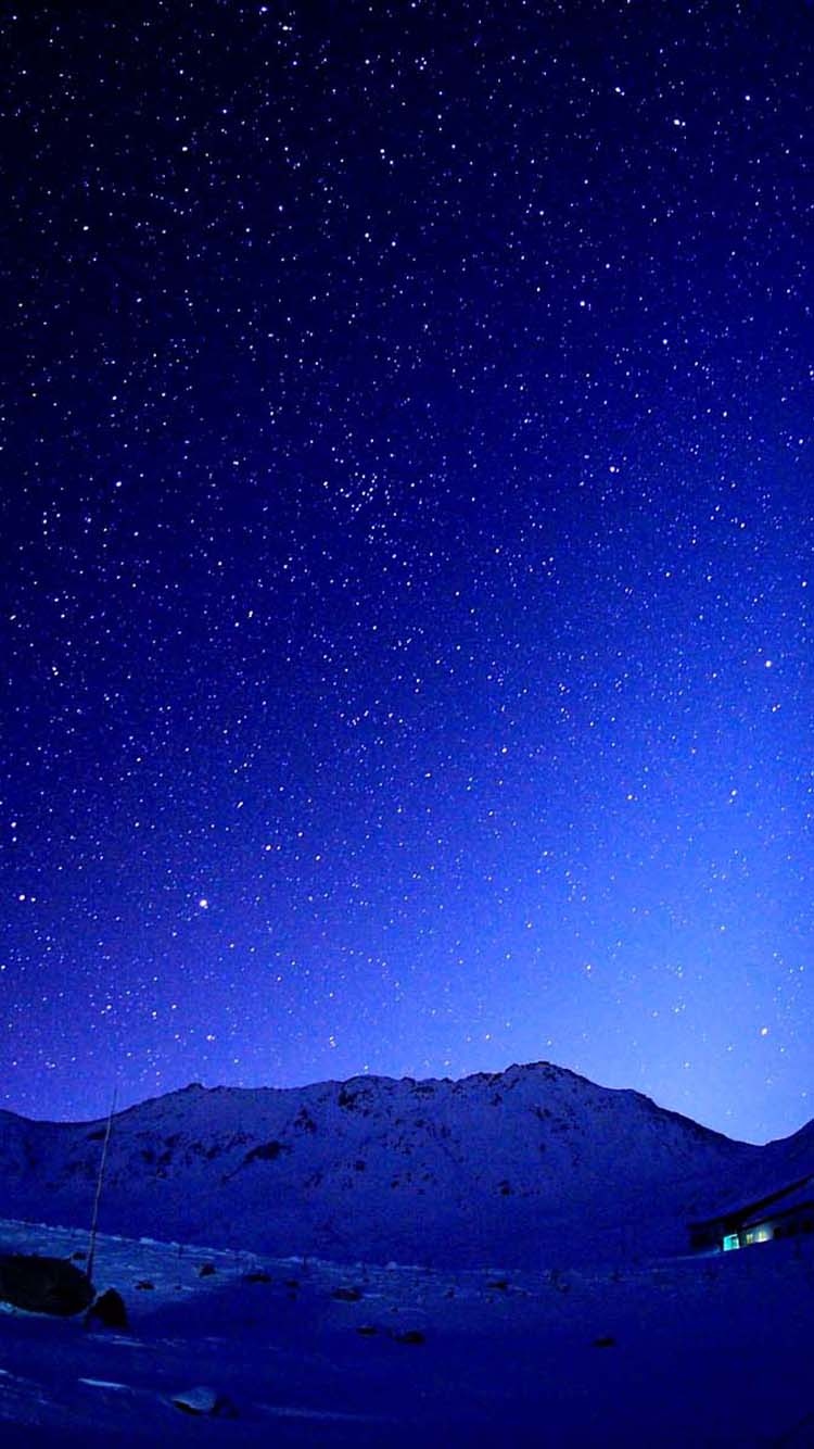 冷蓝色满天星斗的天空和山