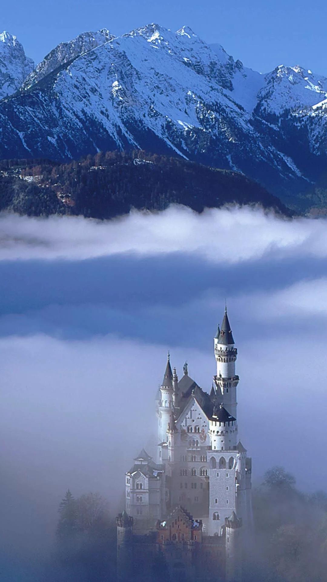 德国新天鹅堡云雾环绕的唯美风光