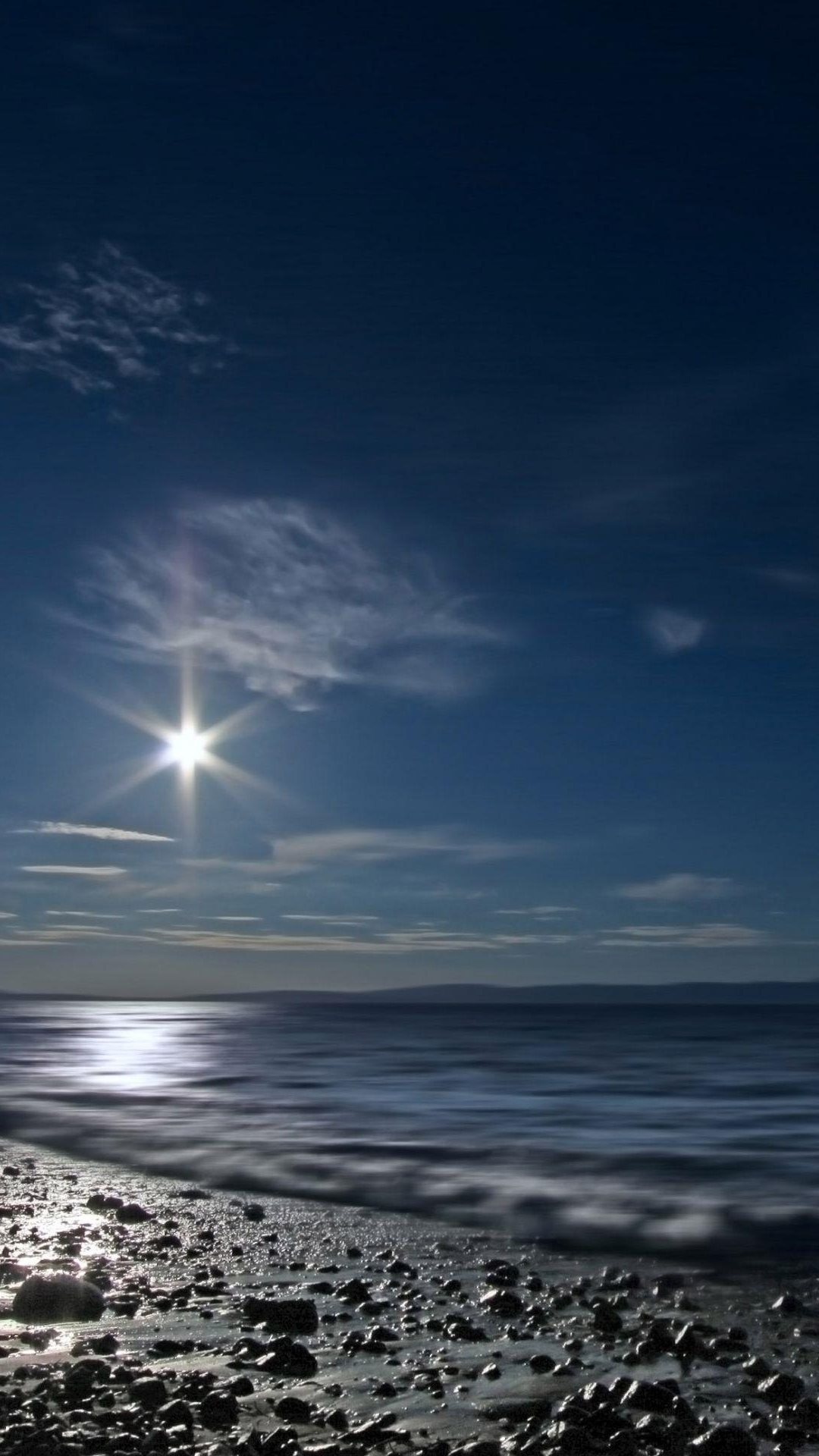 闪耀月亮在海上