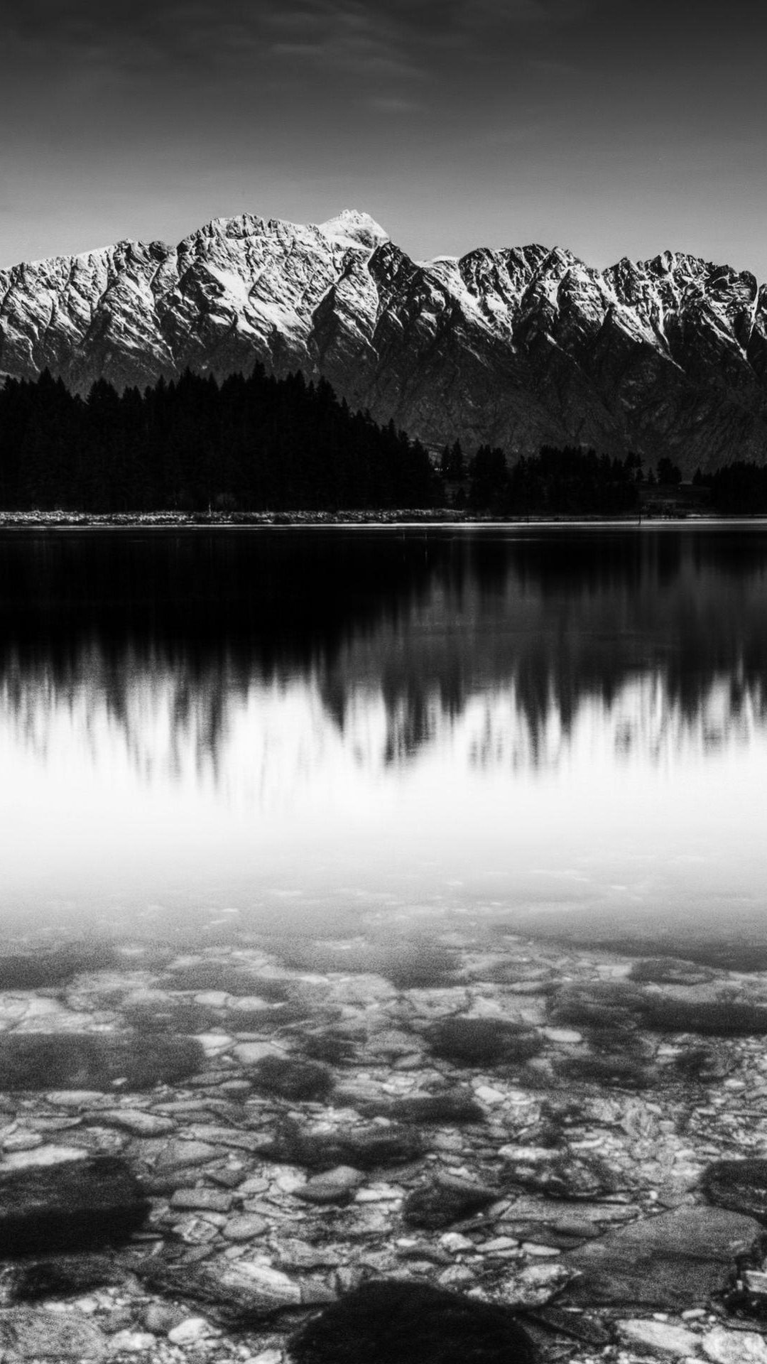 黑白雪山湖