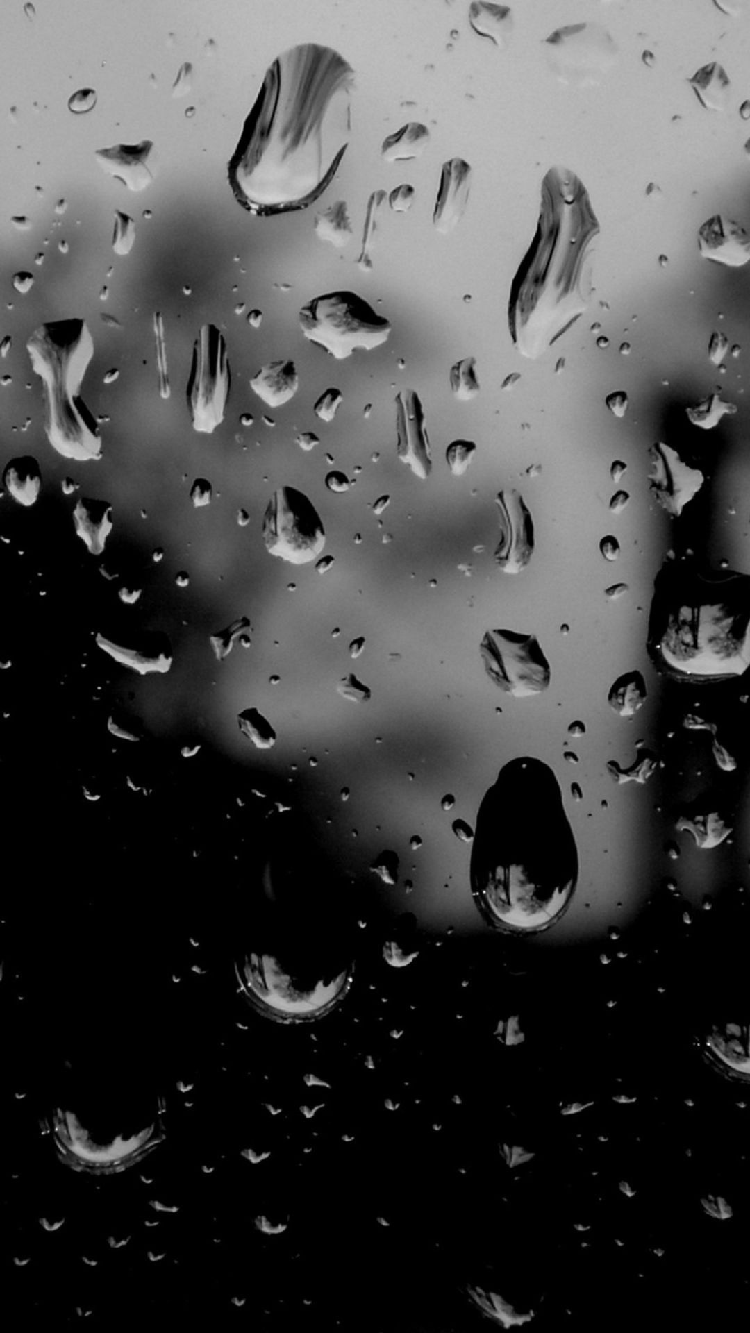 玻璃上的黑白雨滴