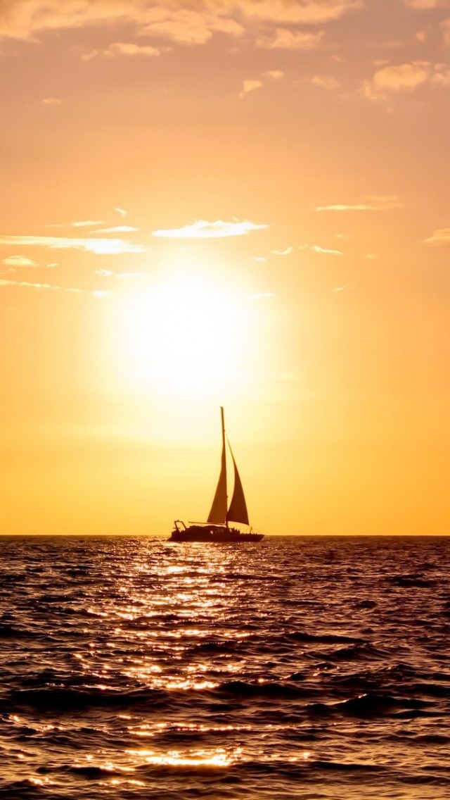 温暖日落帆船