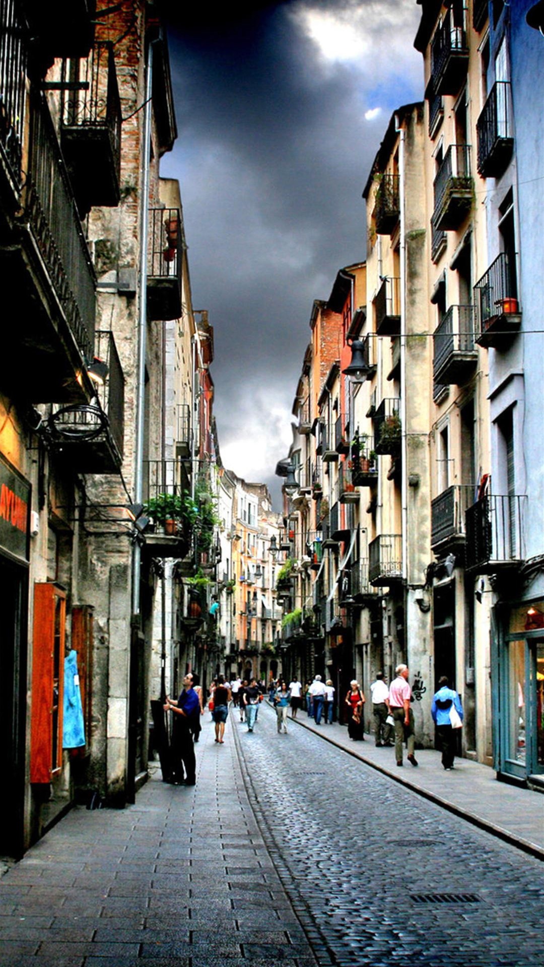 在西班牙赫罗纳狭窄的街道