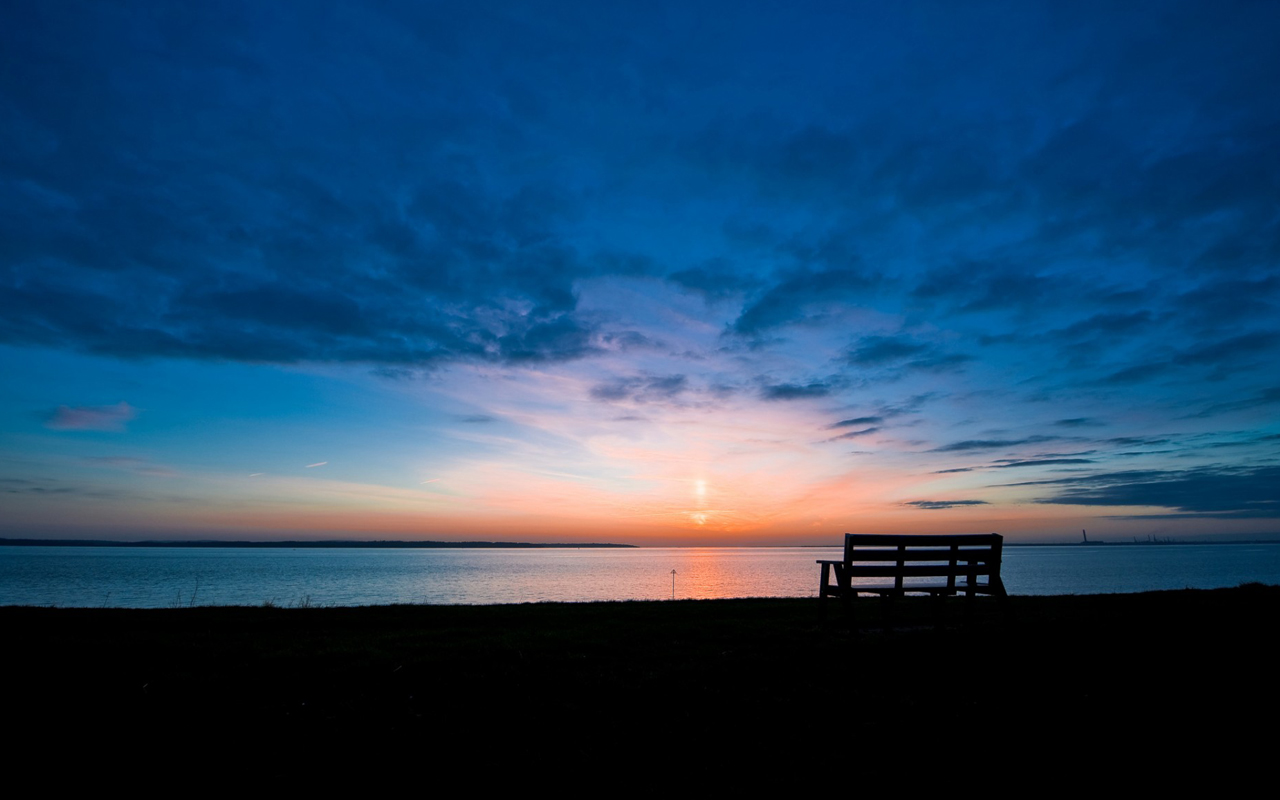 黎明中孤独的长椅