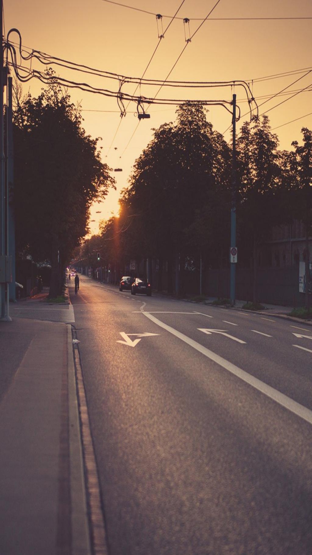 日落时的城市街道