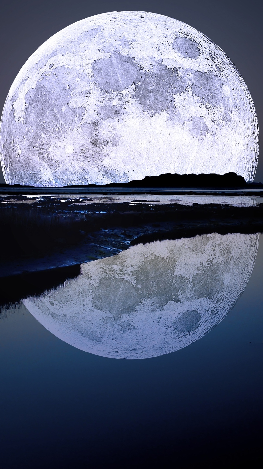 超级月亮反射在水面