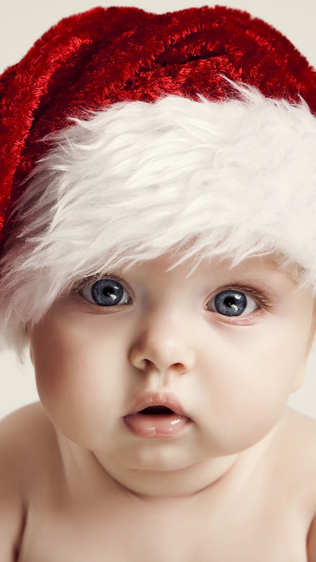 戴圣诞帽的可爱宝宝