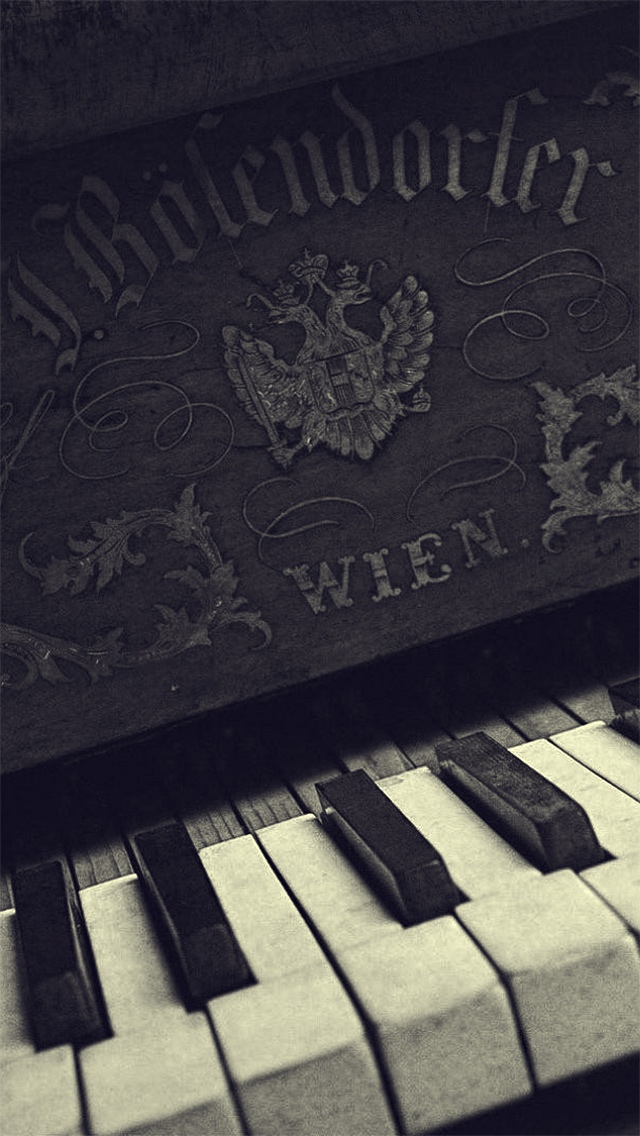 复古黑白钢琴键盘特写