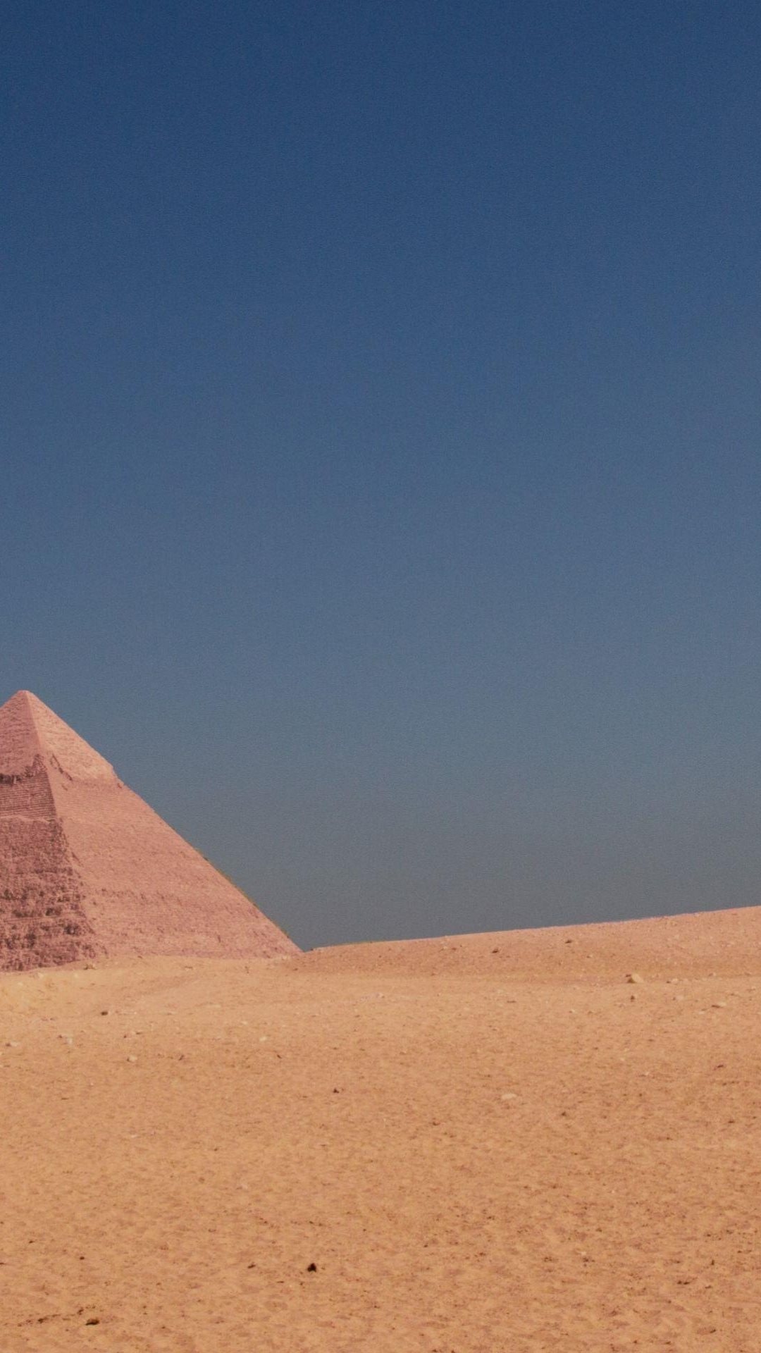 蓝天下的埃及金字塔