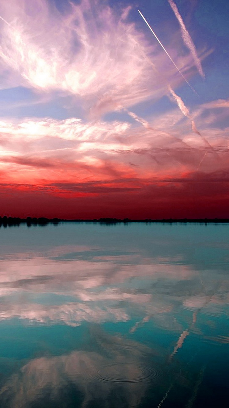 红色天空湖日落