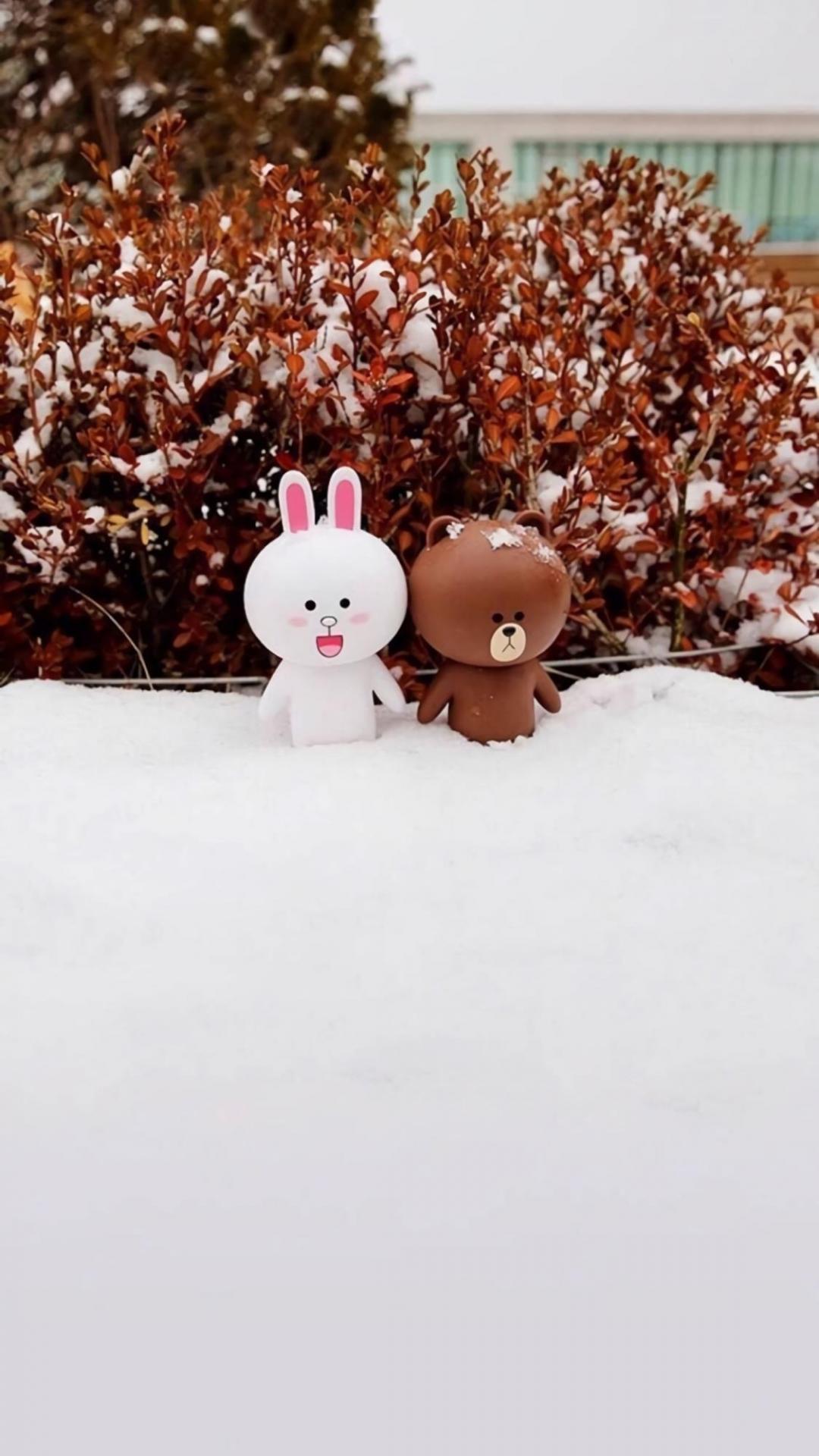 雪地里可爱的心心兔和布朗熊