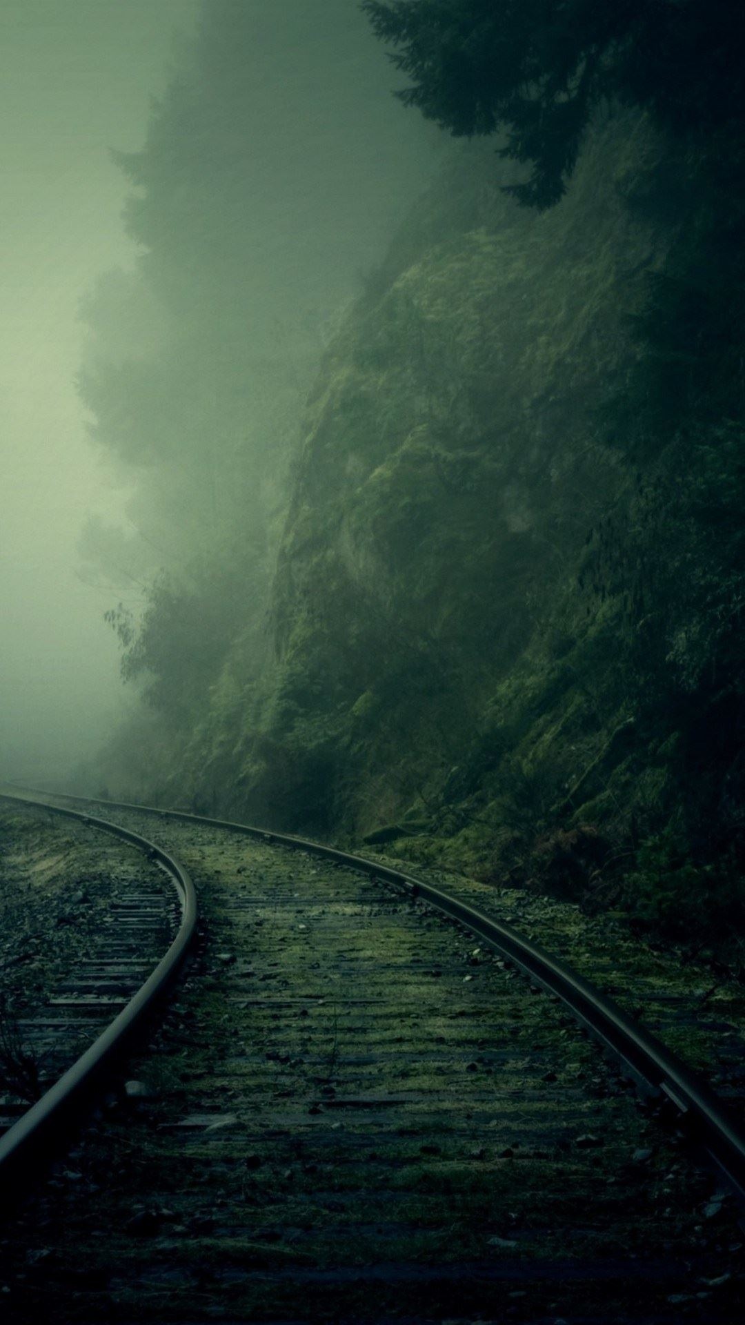 有雾的山铁路