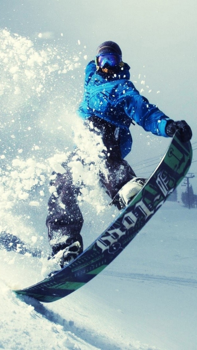 蓝衣男孩滑雪