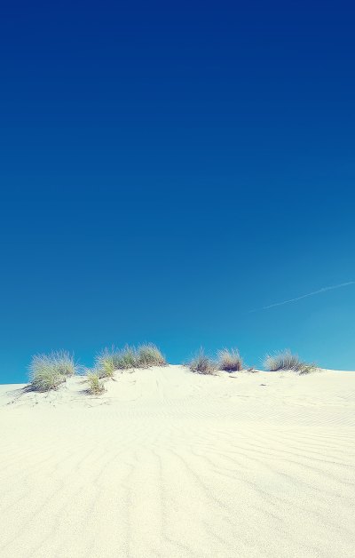 蓝天下的白沙滩