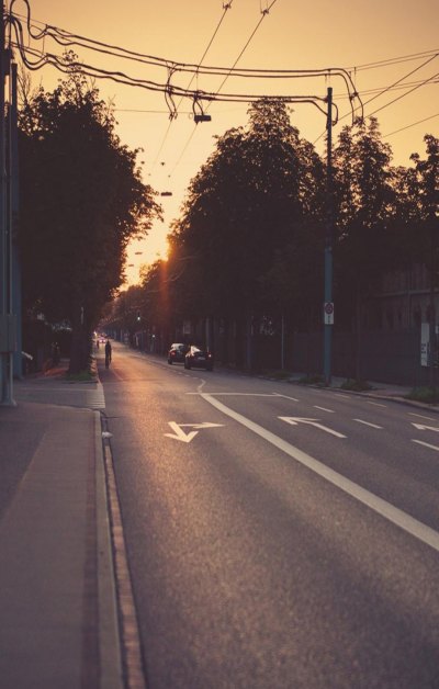 日落时的城市街道