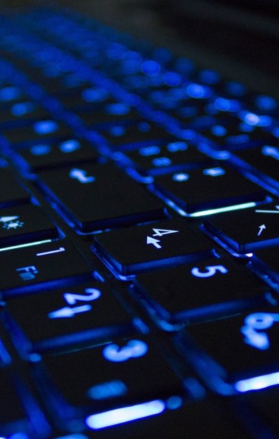 蓝色霓虹灯电脑键盘