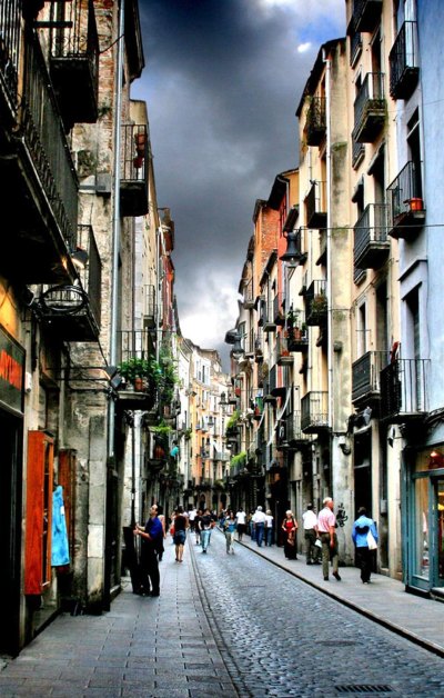 狭窄的街道在赫罗纳西班牙