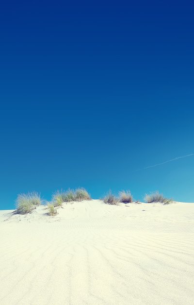 沙漠上清澈的蓝天