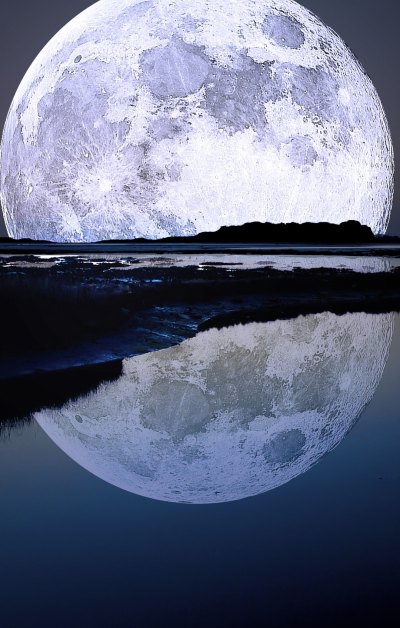 湖泊反射超大月亮