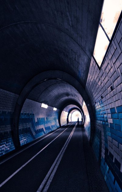 黑暗隧道