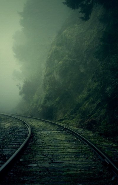 有雾的山铁路