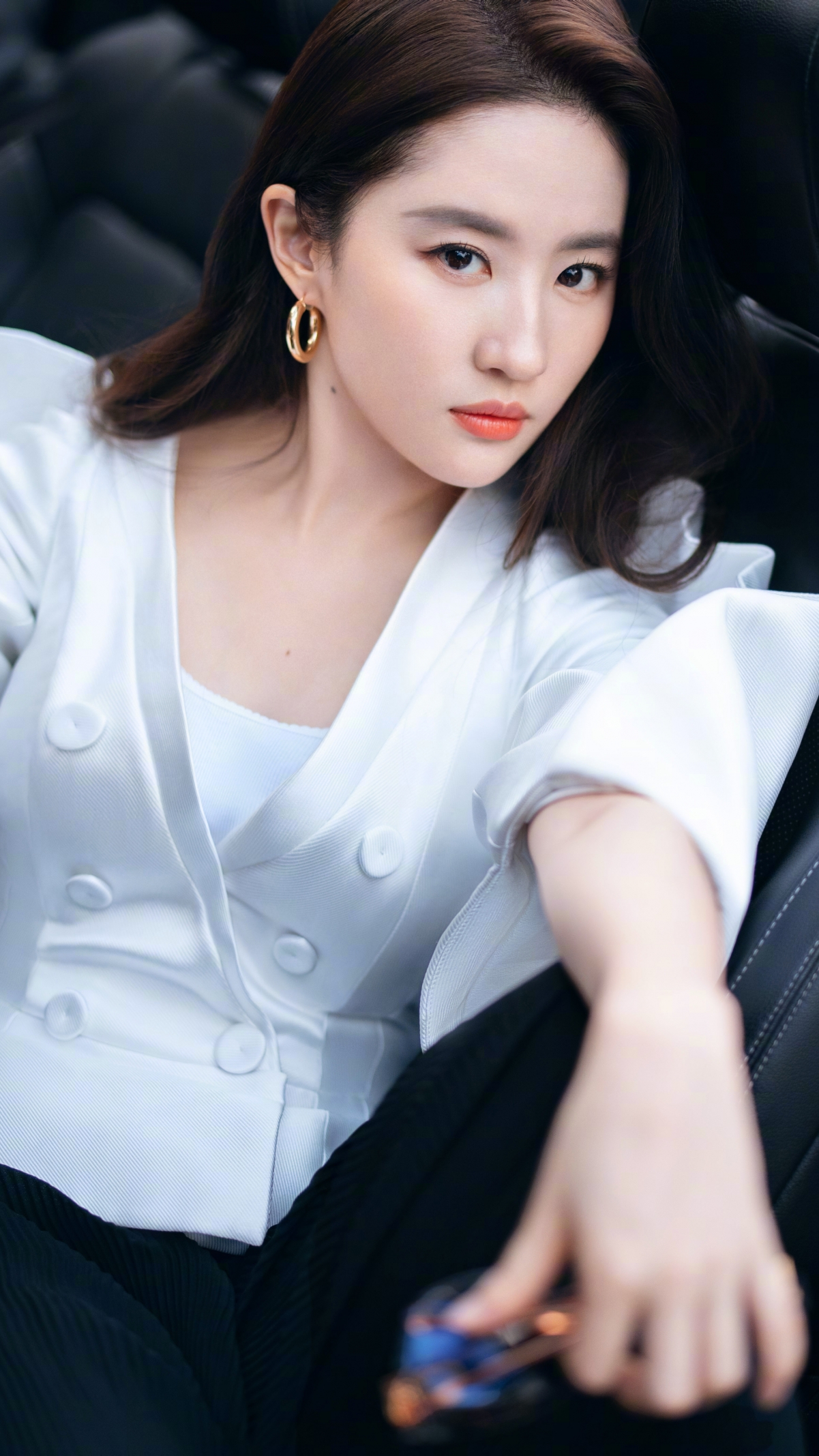 刘亦菲 白色衣服 汽车 时尚写真4k美女手机壁纸