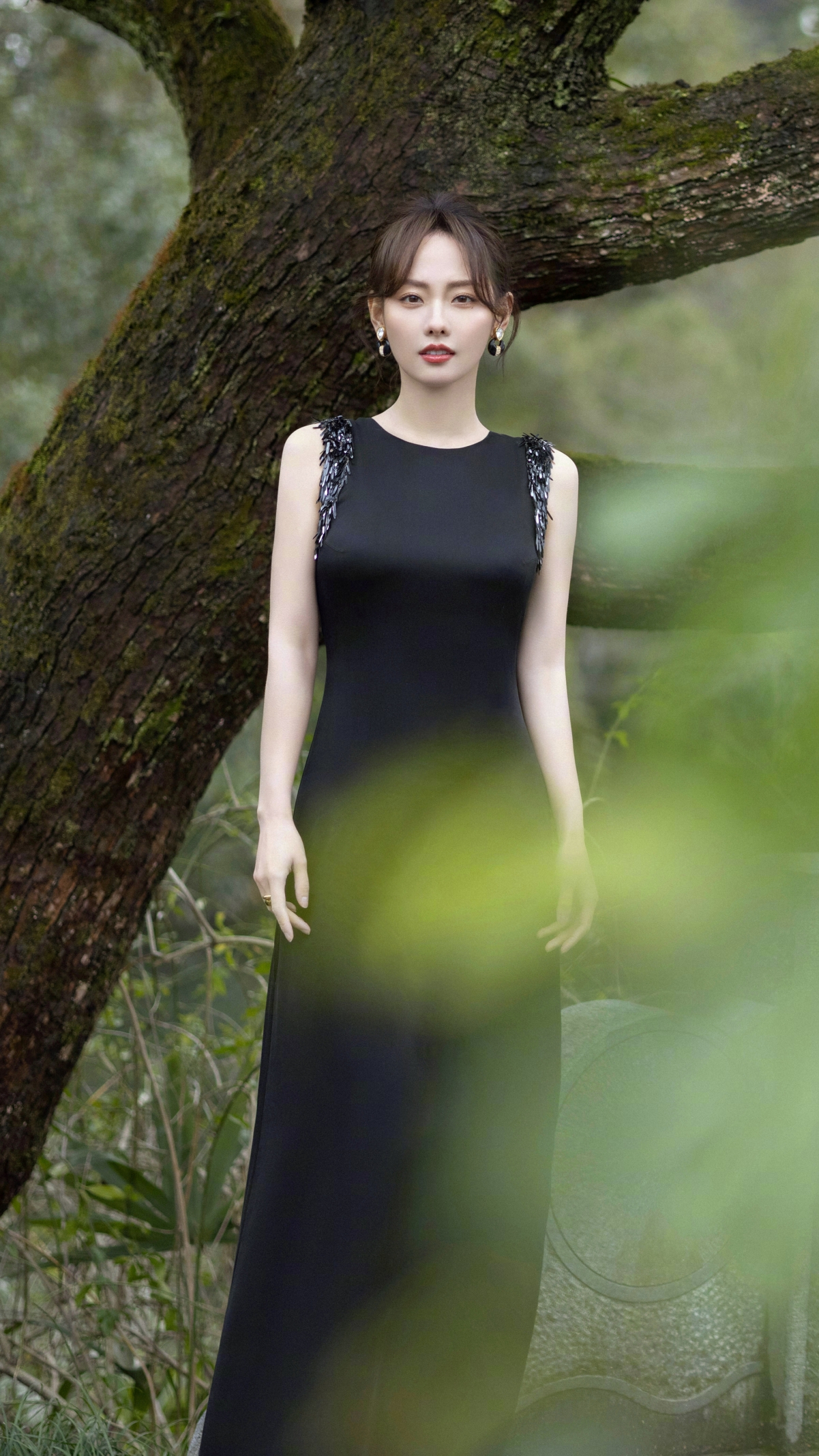 森林 大树 黑色长裙子美女张嘉倪4k手机壁纸