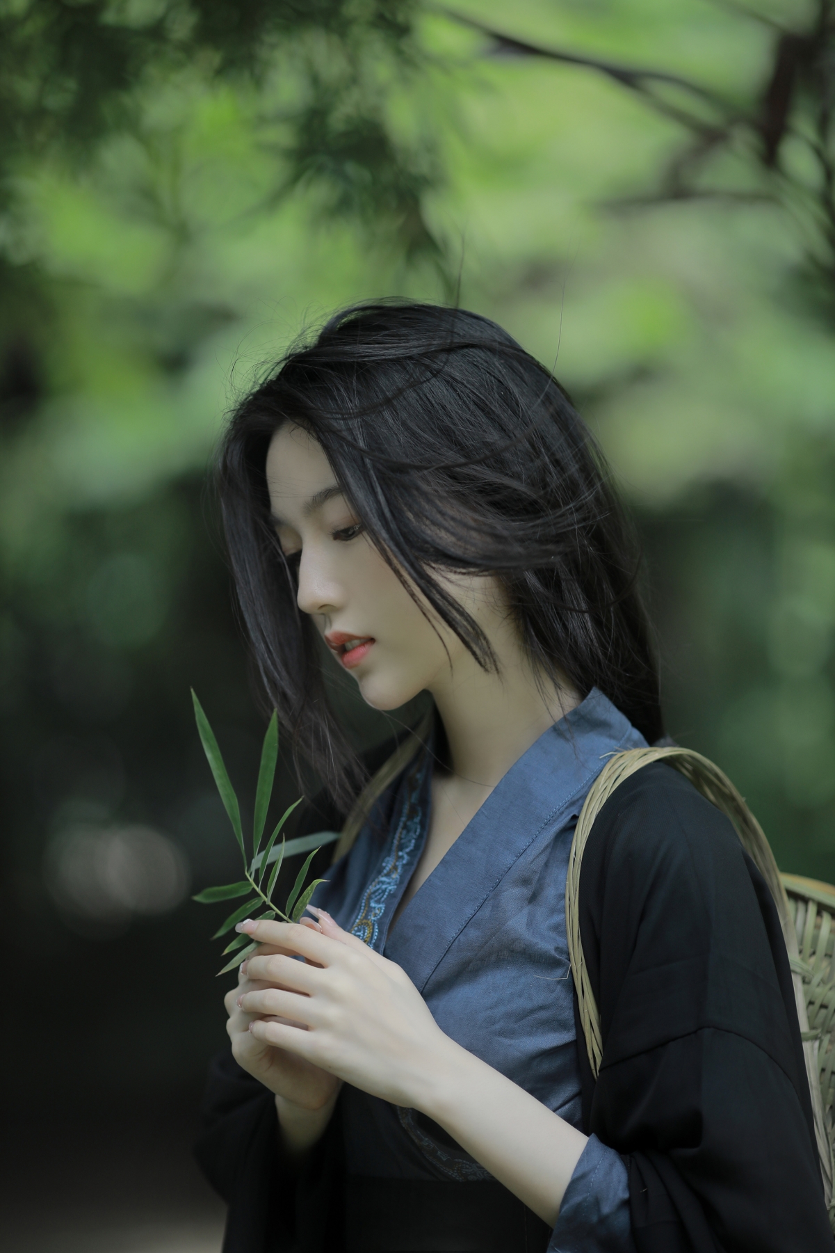 竹林 背着竹篓的清纯美女 黑色 古风 衣服 4k 全面屏 手机 高清 壁纸