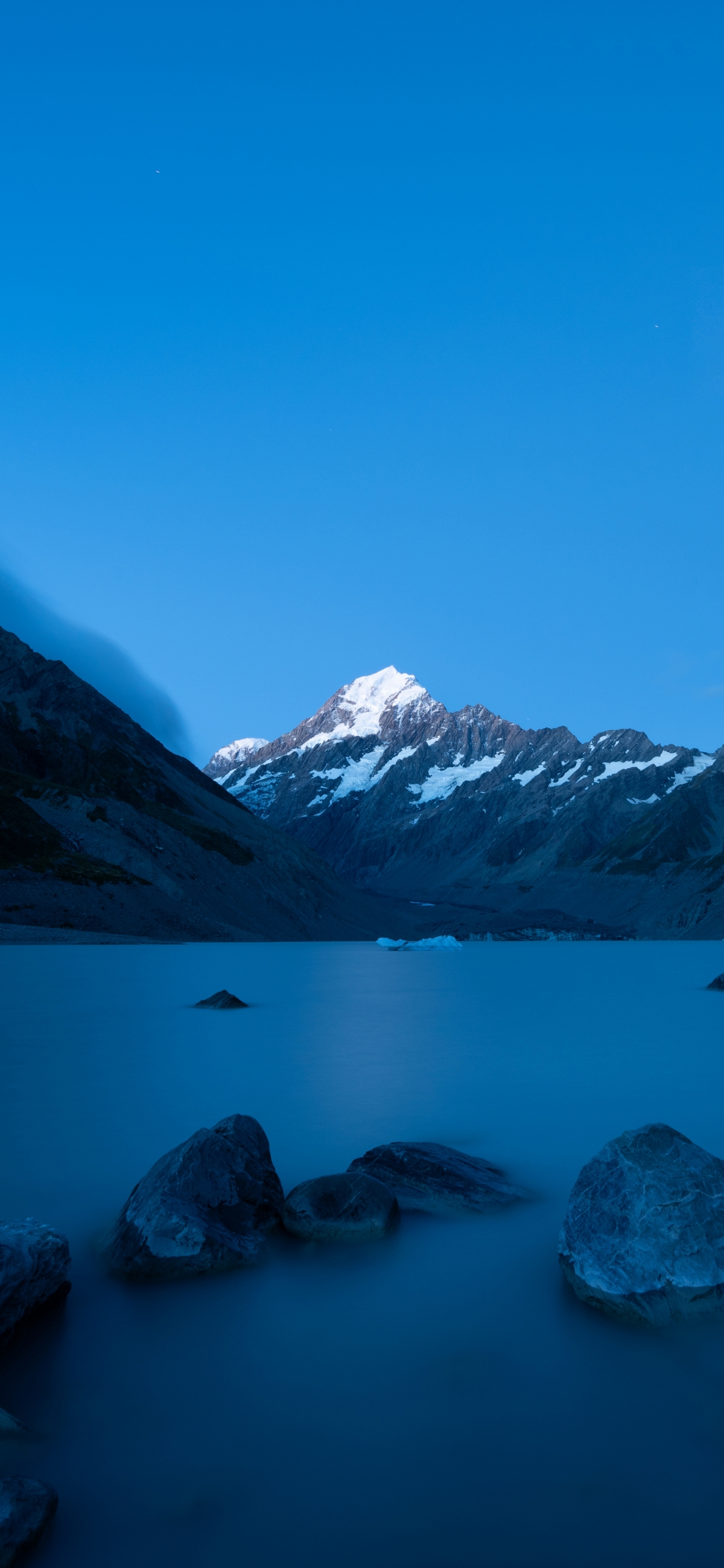 雪山 湖 深蓝色 风景 4k全屏手机壁纸图片