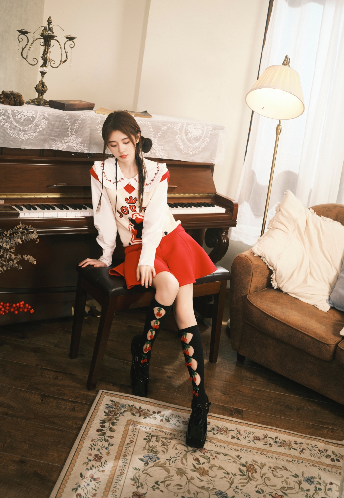 鞠婧祎 红色毛衣短裙 钢琴 4k美女手机壁纸